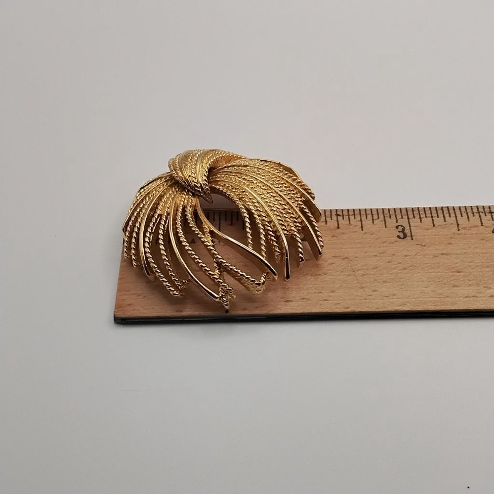 Vintage Monet Mirador Brooch | Signed Goldtone Sculptural Fan Pin | Mid-Century - Picture 6 of 6